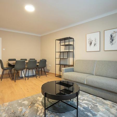 Stephansplatz View: Spacious 2-Bedroom with Balcony Vienna Exterior photo