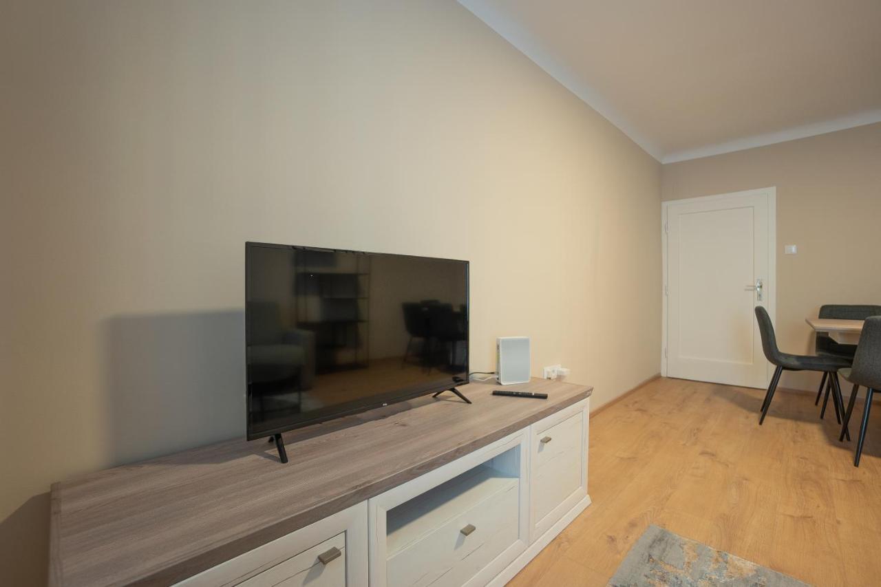Stephansplatz View: Spacious 2-Bedroom with Balcony Vienna Exterior photo