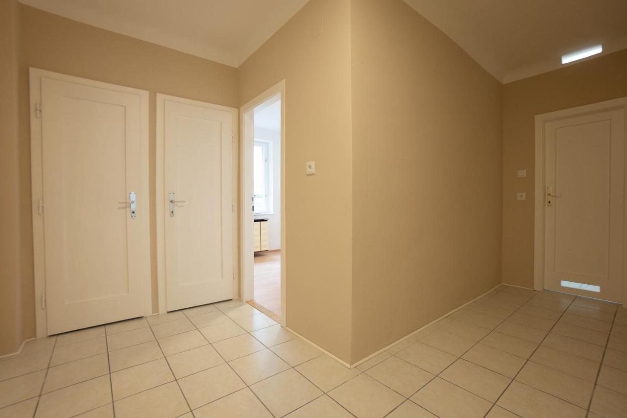 Stephansplatz View: Spacious 2-Bedroom with Balcony Vienna Exterior photo