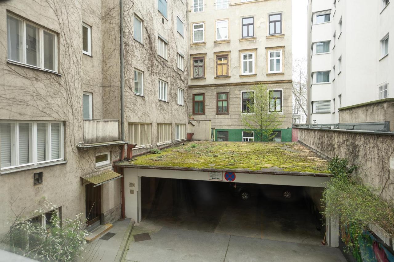 Stephansplatz View: Spacious 2-Bedroom with Balcony Vienna Exterior photo