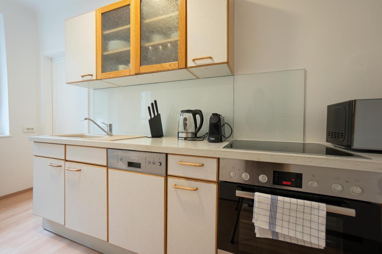 Stephansplatz View: Spacious 2-Bedroom with Balcony Vienna Exterior photo