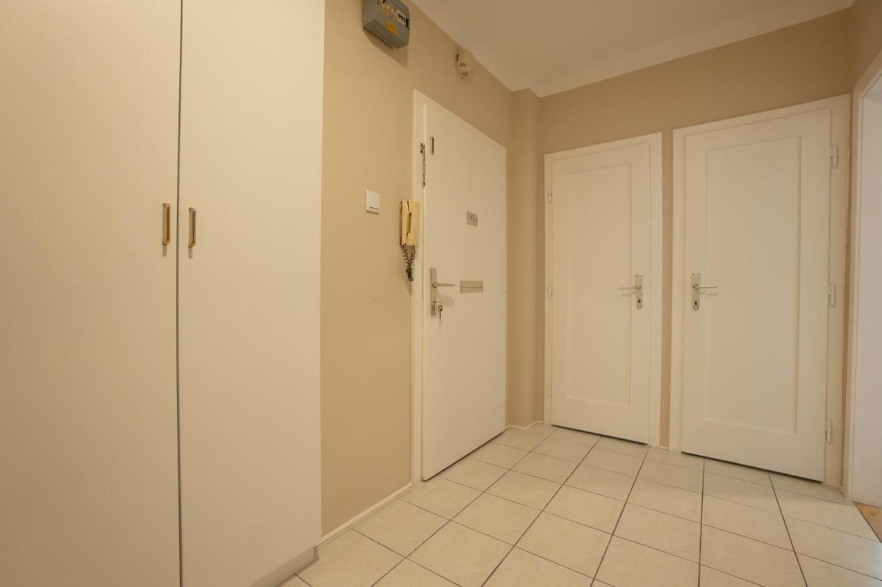 Stephansplatz View: Spacious 2-Bedroom with Balcony Vienna Exterior photo